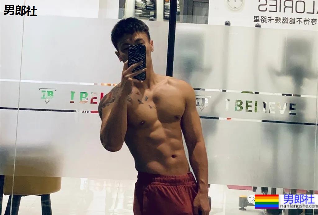 试衣间换衣服的正装帅哥原来是他！馋了这身材！ - 51虹马