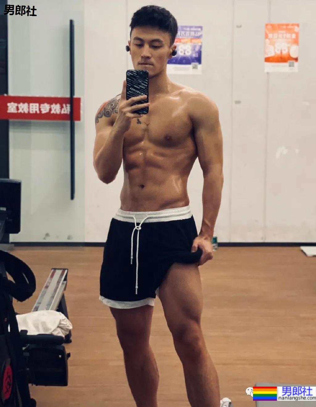 试衣间换衣服的正装帅哥原来是他！馋了这身材！ - 51虹马