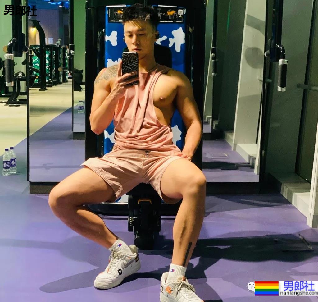 试衣间换衣服的正装帅哥原来是他！馋了这身材！ - 51虹马