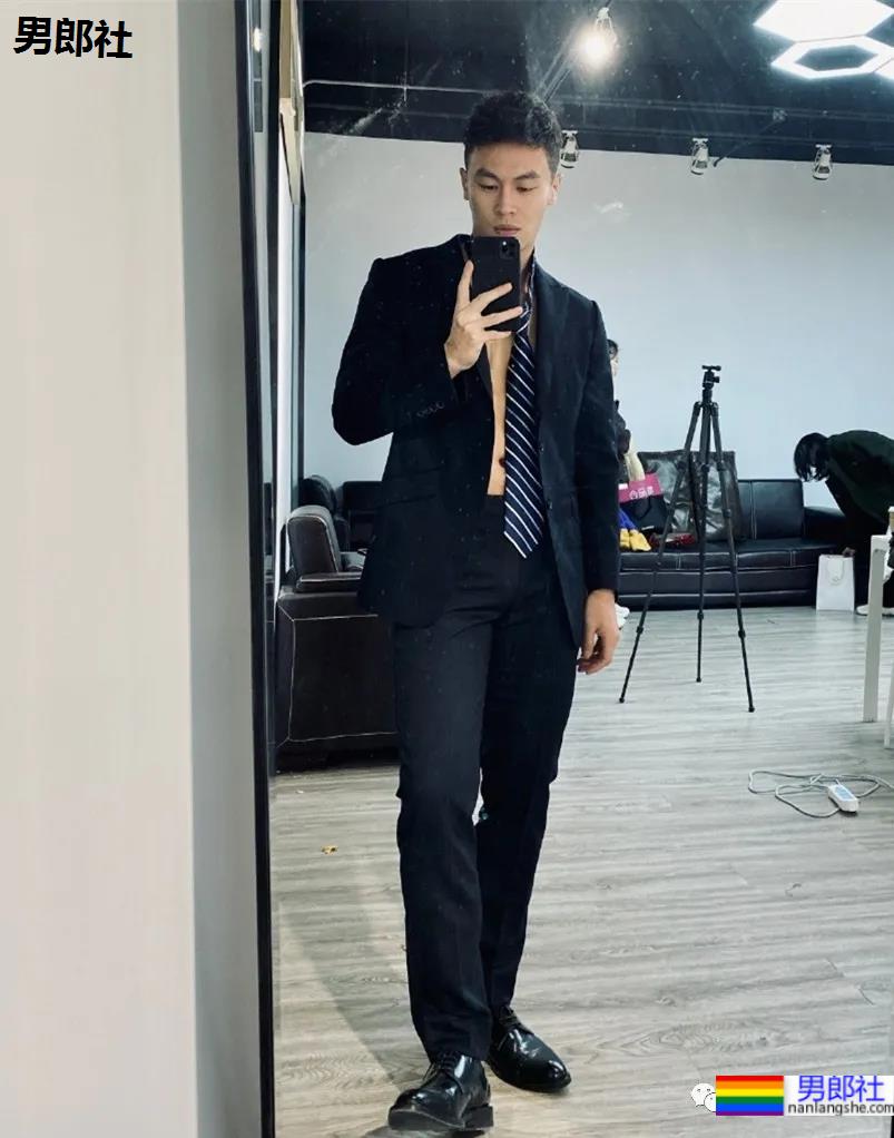 试衣间换衣服的正装帅哥原来是他！馋了这身材！ - 51虹马