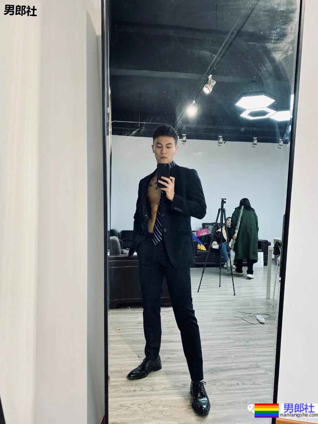 试衣间换衣服的正装帅哥原来是他！馋了这身材！ - 51虹马