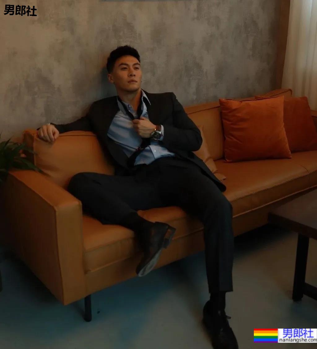 试衣间换衣服的正装帅哥原来是他！馋了这身材！ - 51虹马