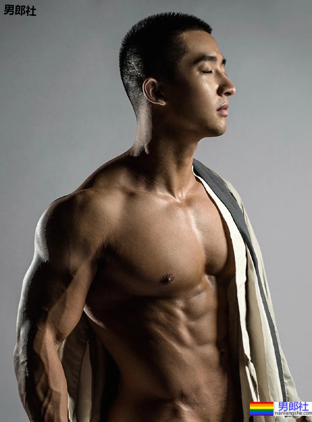 网红腹肌教练拍运动大片比CK还好看，这位腱子肉梨窝小哥火了！ - 51虹马