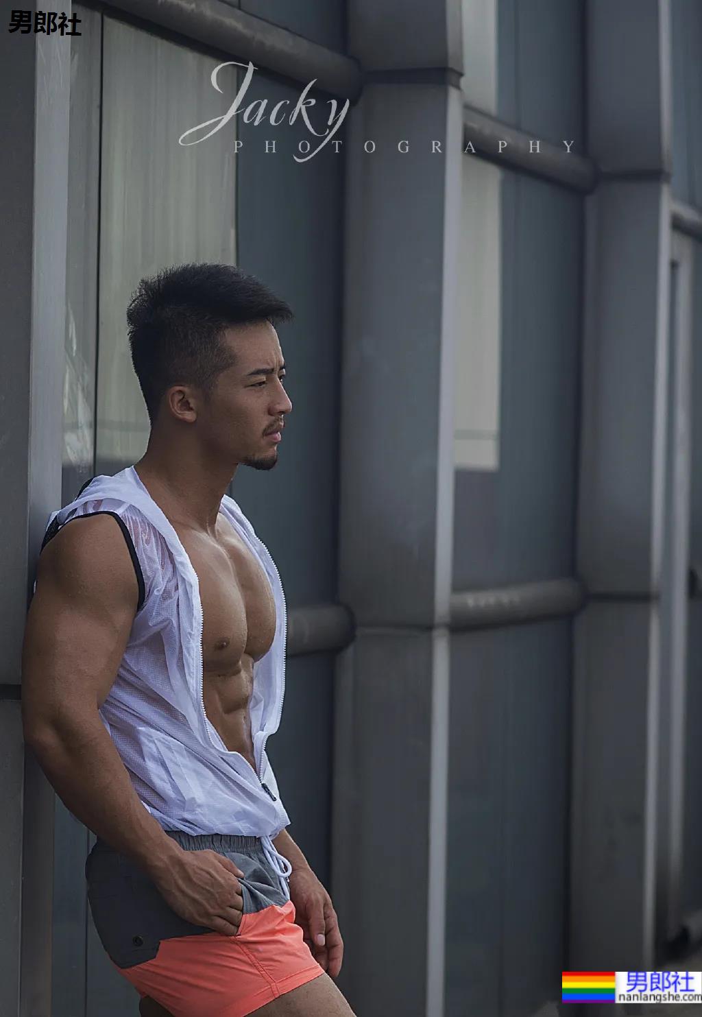 网红腹肌教练拍运动大片比CK还好看，这位腱子肉梨窝小哥火了！ - 51虹马