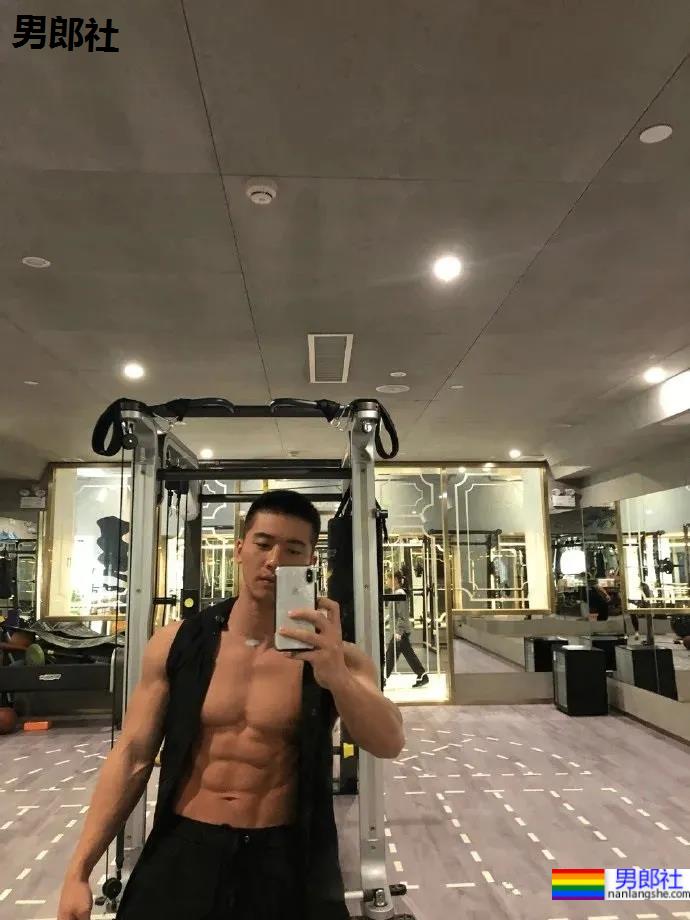 网红腹肌教练拍运动大片比CK还好看，这位腱子肉梨窝小哥火了！ - 51虹马