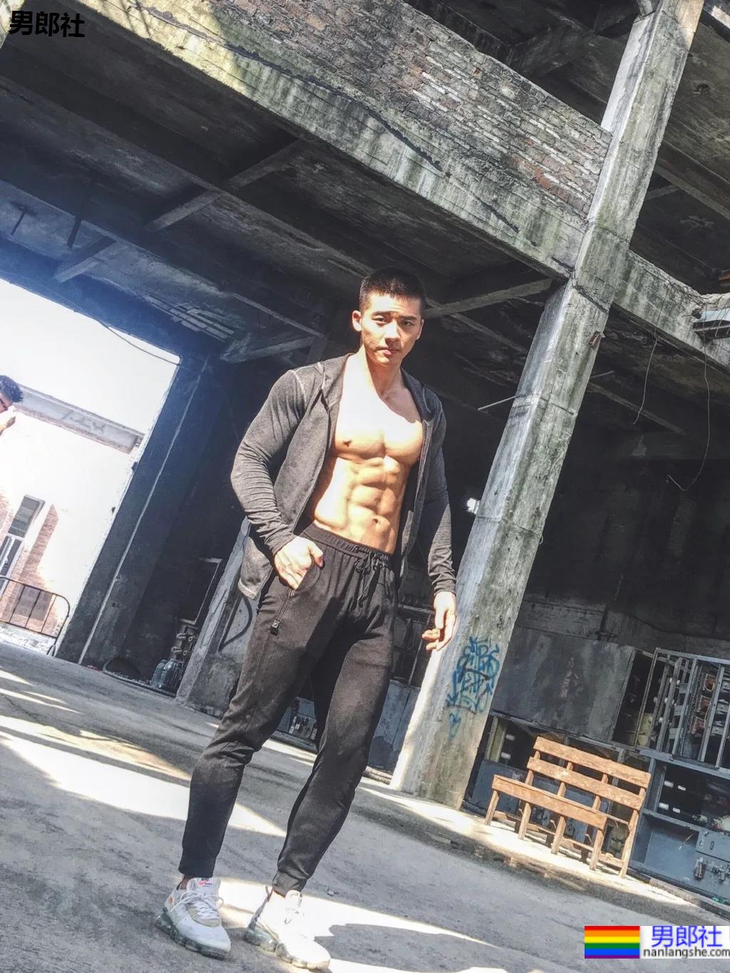 网红腹肌教练拍运动大片比CK还好看，这位腱子肉梨窝小哥火了！ - 51虹马