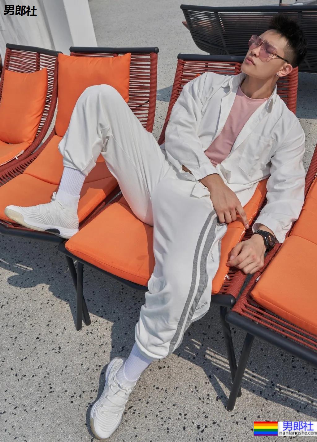 网红腹肌教练拍运动大片比CK还好看，这位腱子肉梨窝小哥火了！ - 51虹马