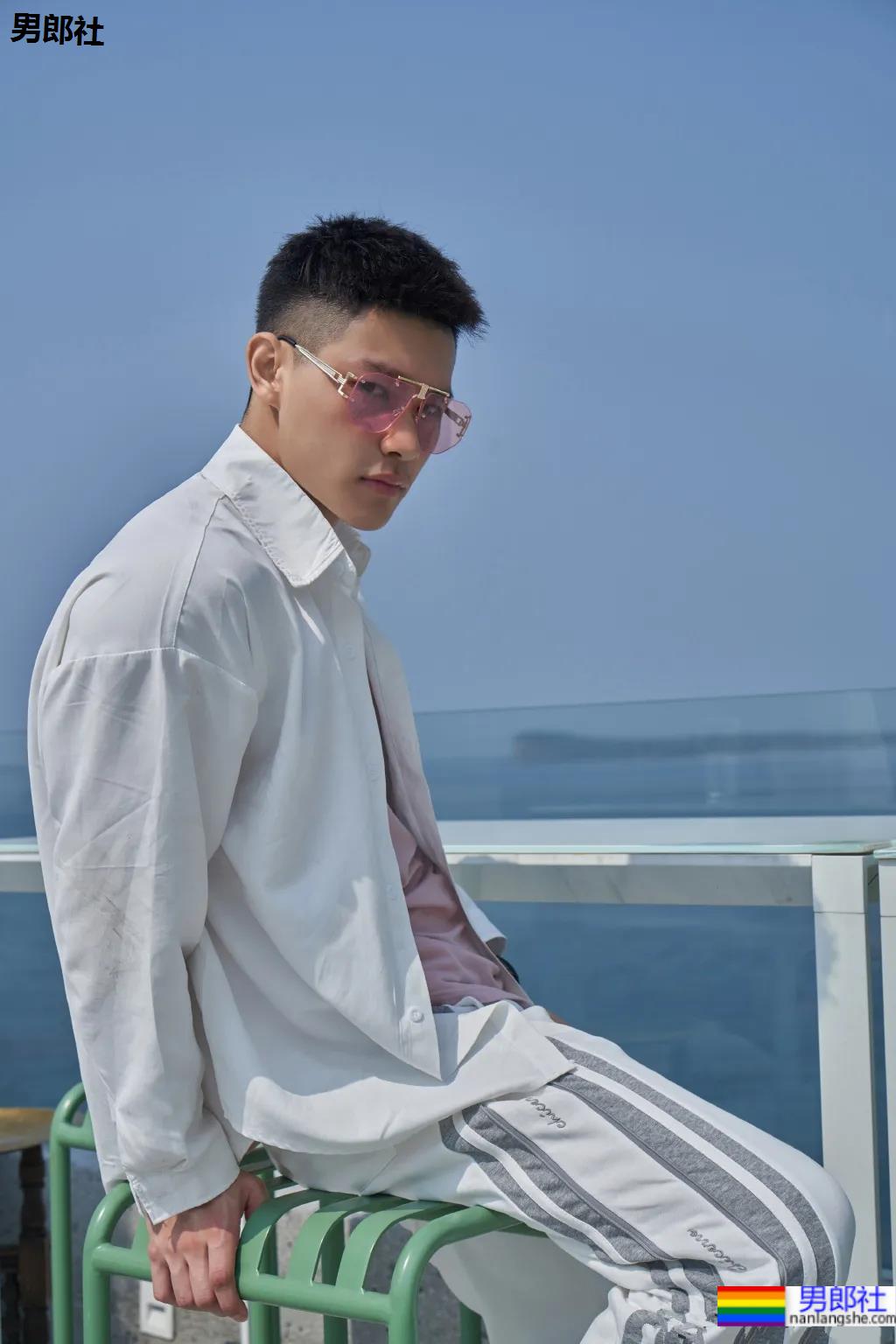 网红腹肌教练拍运动大片比CK还好看，这位腱子肉梨窝小哥火了！ - 51虹马