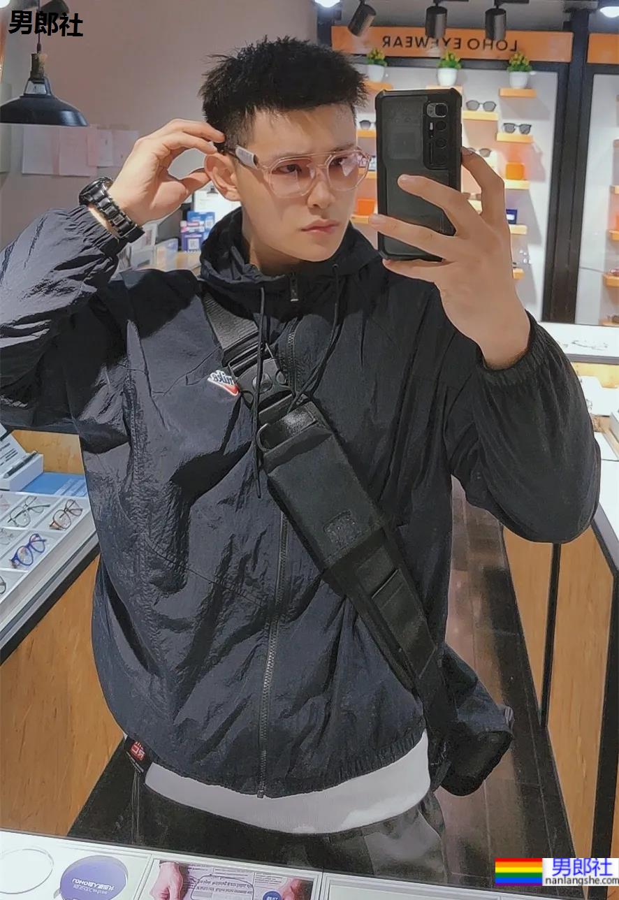 网红腹肌教练拍运动大片比CK还好看，这位腱子肉梨窝小哥火了！ - 51虹马