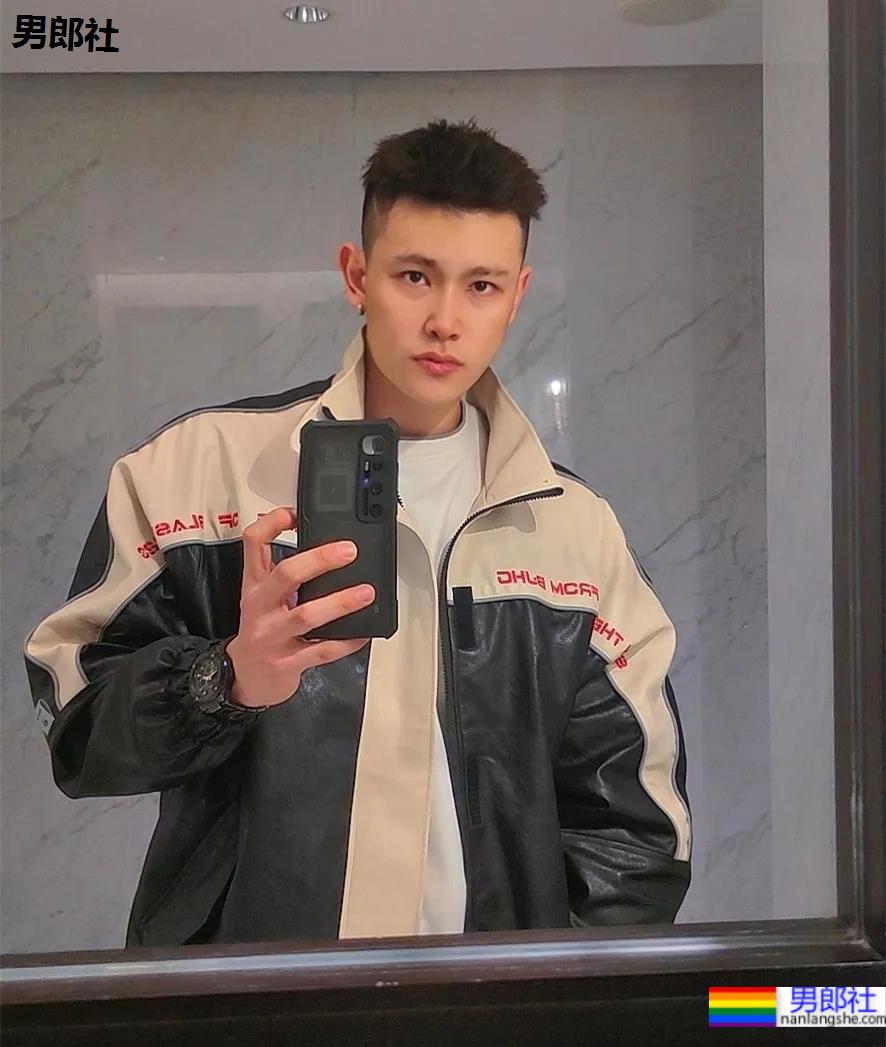 网红腹肌教练拍运动大片比CK还好看，这位腱子肉梨窝小哥火了！ - 51虹马