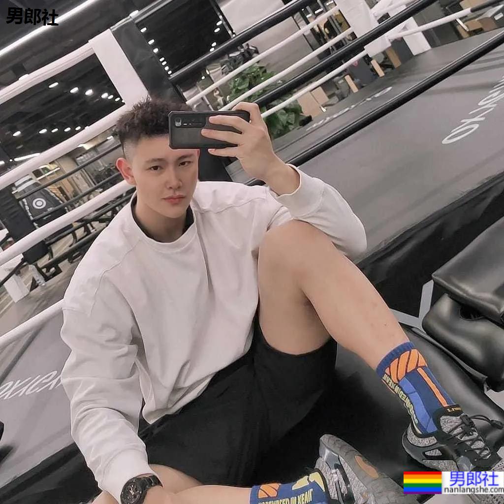 网红腹肌教练拍运动大片比CK还好看，这位腱子肉梨窝小哥火了！ - 51虹马