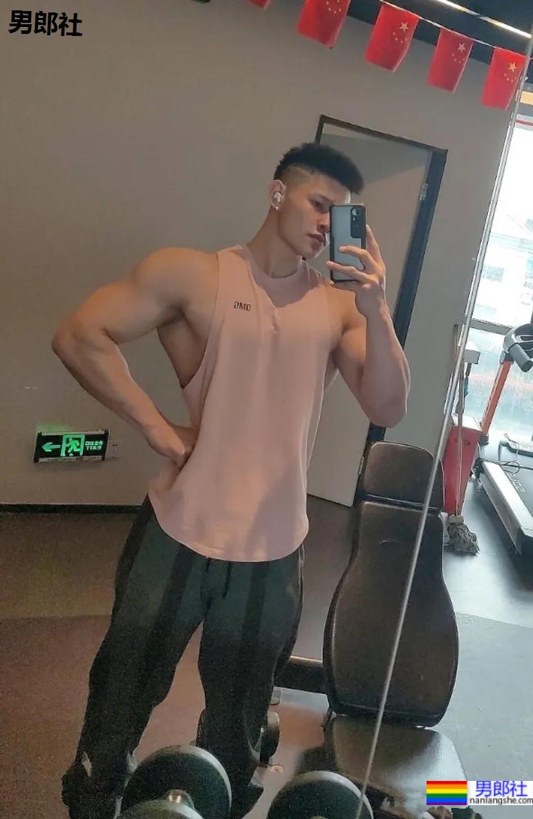 网红腹肌教练拍运动大片比CK还好看，这位腱子肉梨窝小哥火了！ - 51虹马