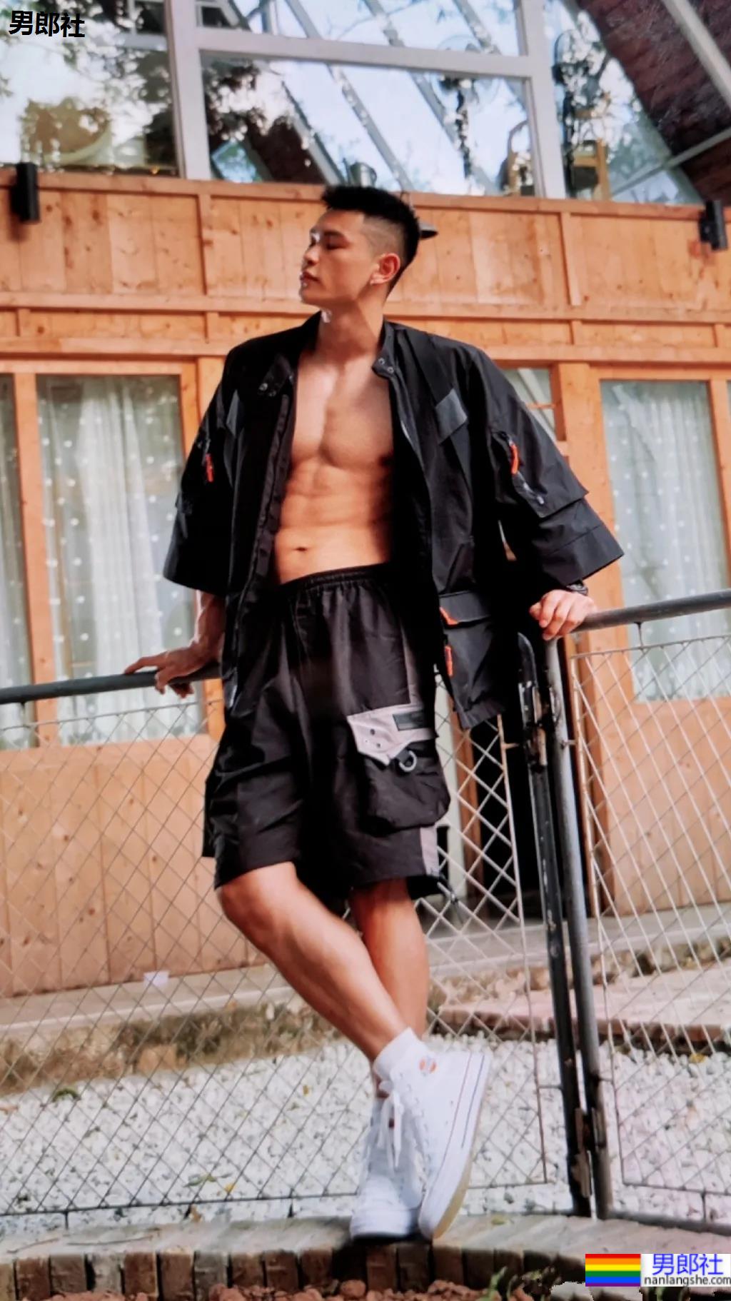 网红腹肌教练拍运动大片比CK还好看，这位腱子肉梨窝小哥火了！ - 51虹马