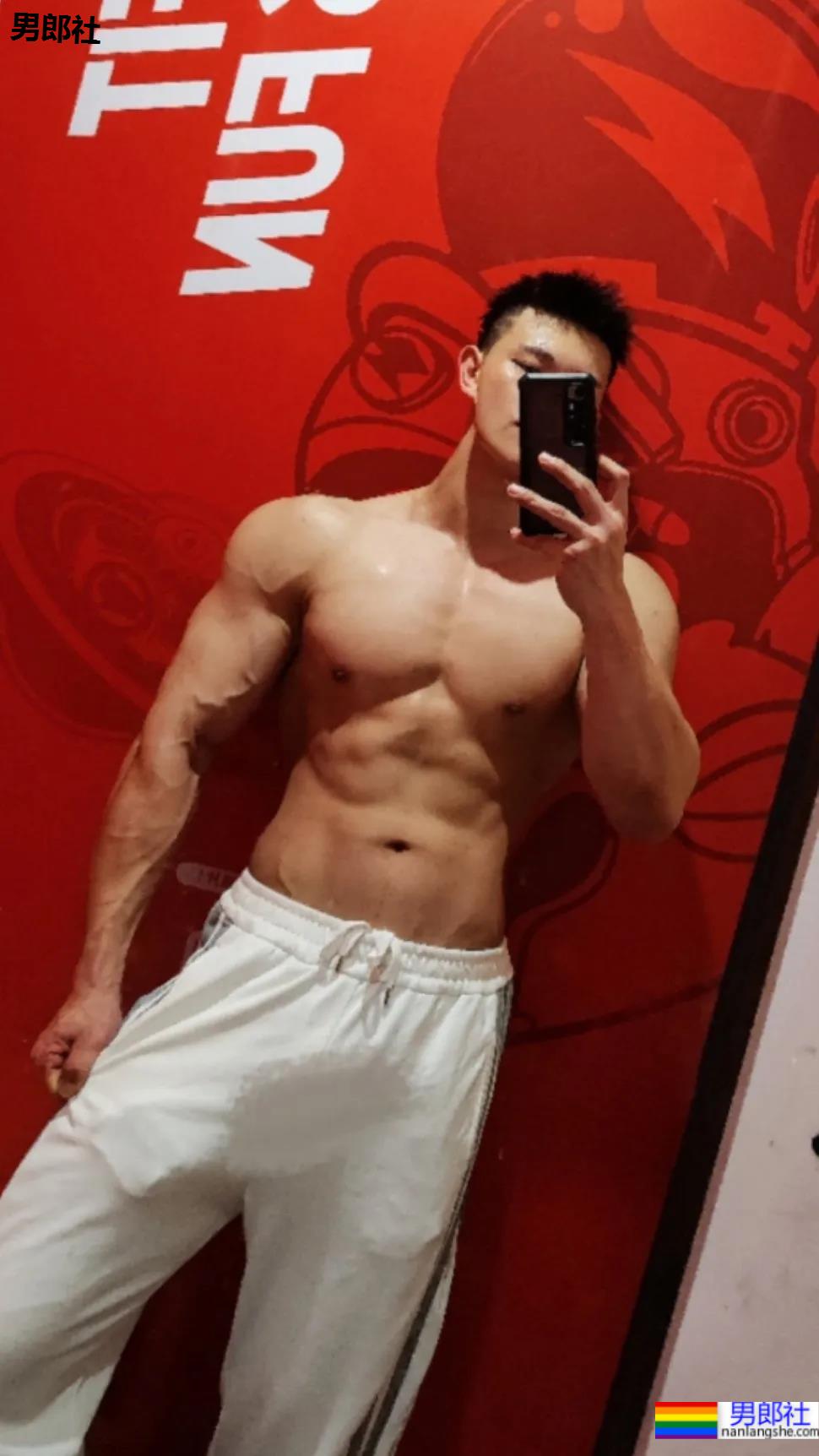 网红腹肌教练拍运动大片比CK还好看，这位腱子肉梨窝小哥火了！ - 51虹马