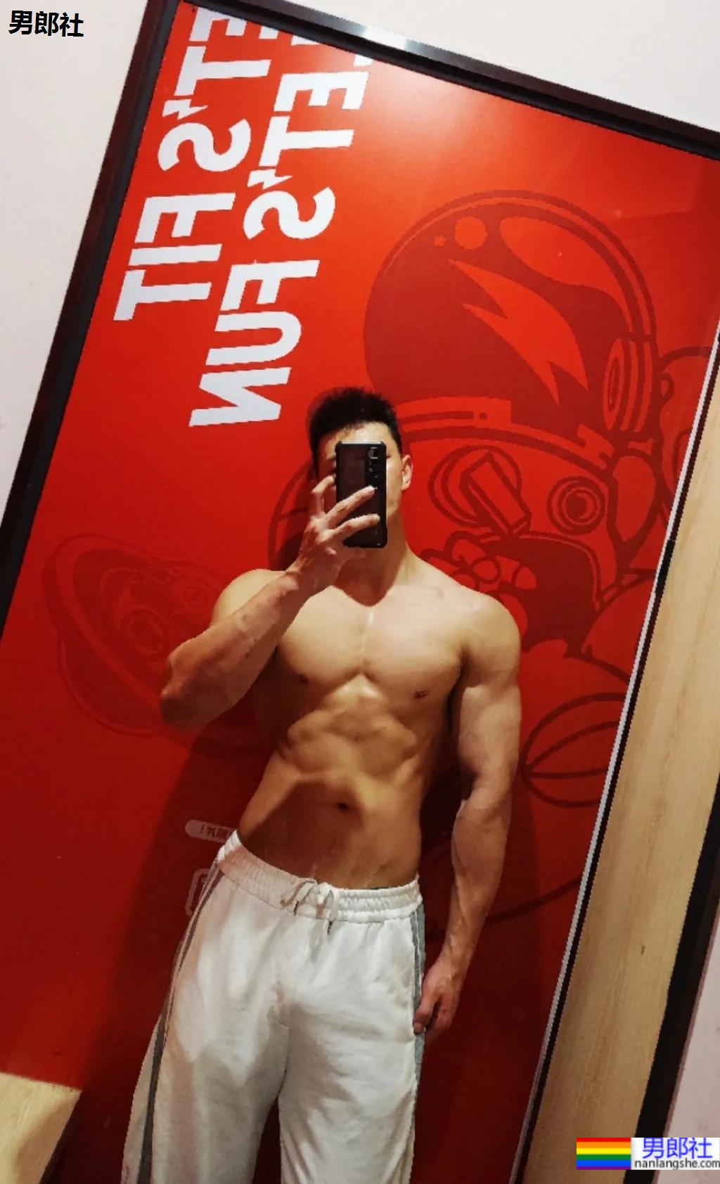 网红腹肌教练拍运动大片比CK还好看，这位腱子肉梨窝小哥火了！ - 51虹马