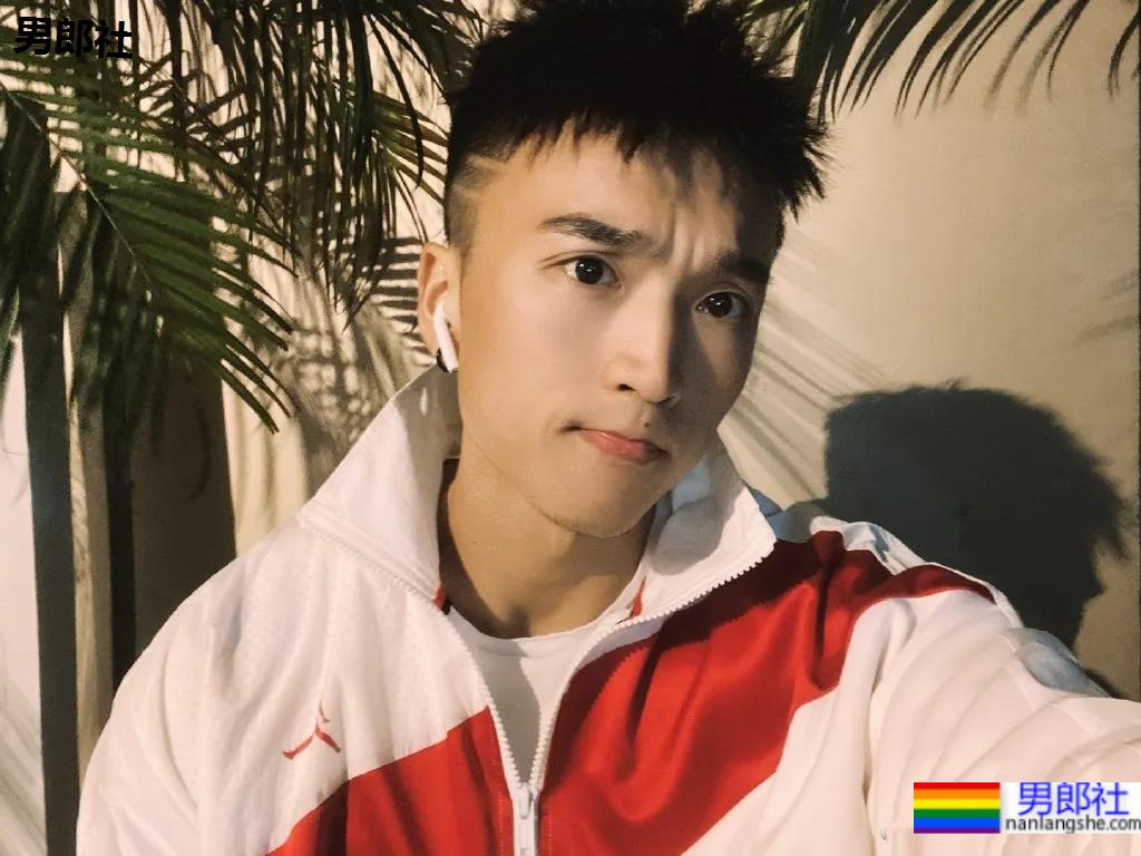 网红腹肌教练拍运动大片比CK还好看，这位腱子肉梨窝小哥火了！ - 51虹马