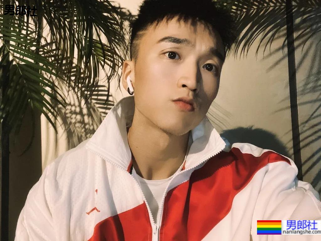 网红腹肌教练拍运动大片比CK还好看，这位腱子肉梨窝小哥火了！ - 51虹马