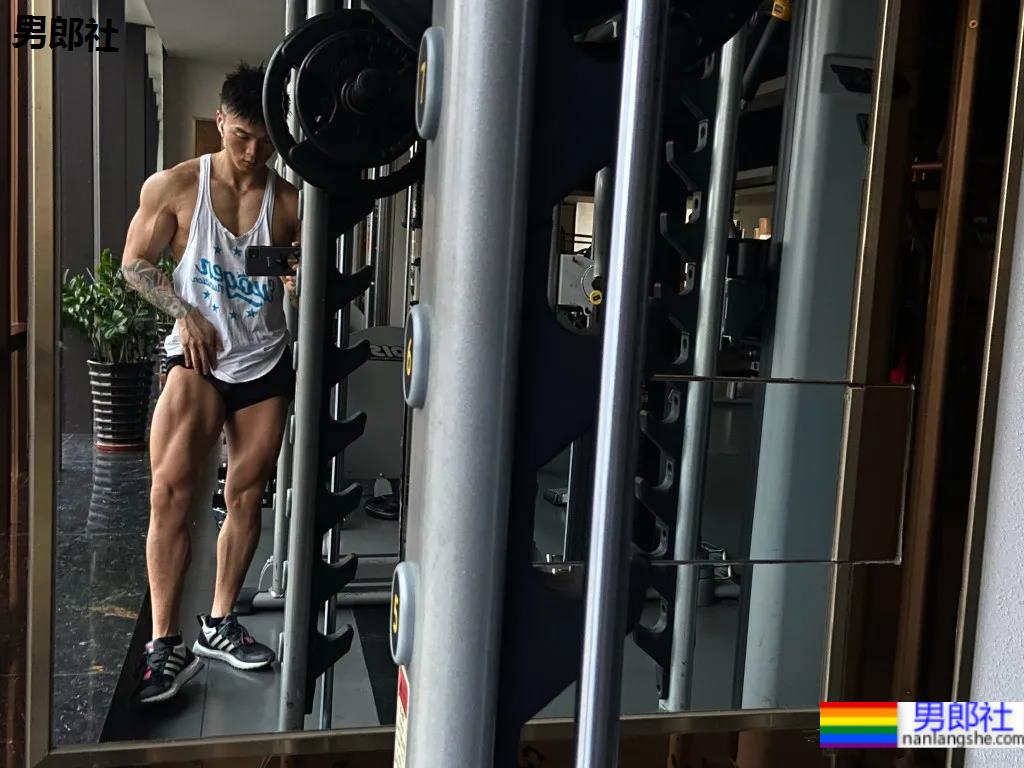 网红腹肌教练拍运动大片比CK还好看，这位腱子肉梨窝小哥火了！ - 51虹马