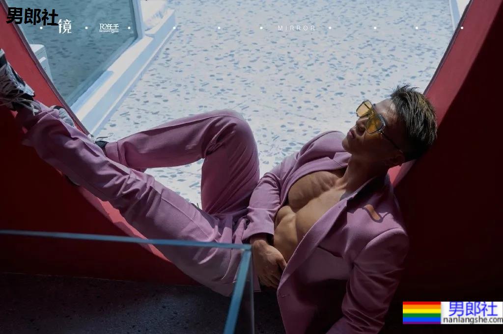 网红腹肌教练拍运动大片比CK还好看，这位腱子肉梨窝小哥火了！ - 51虹马