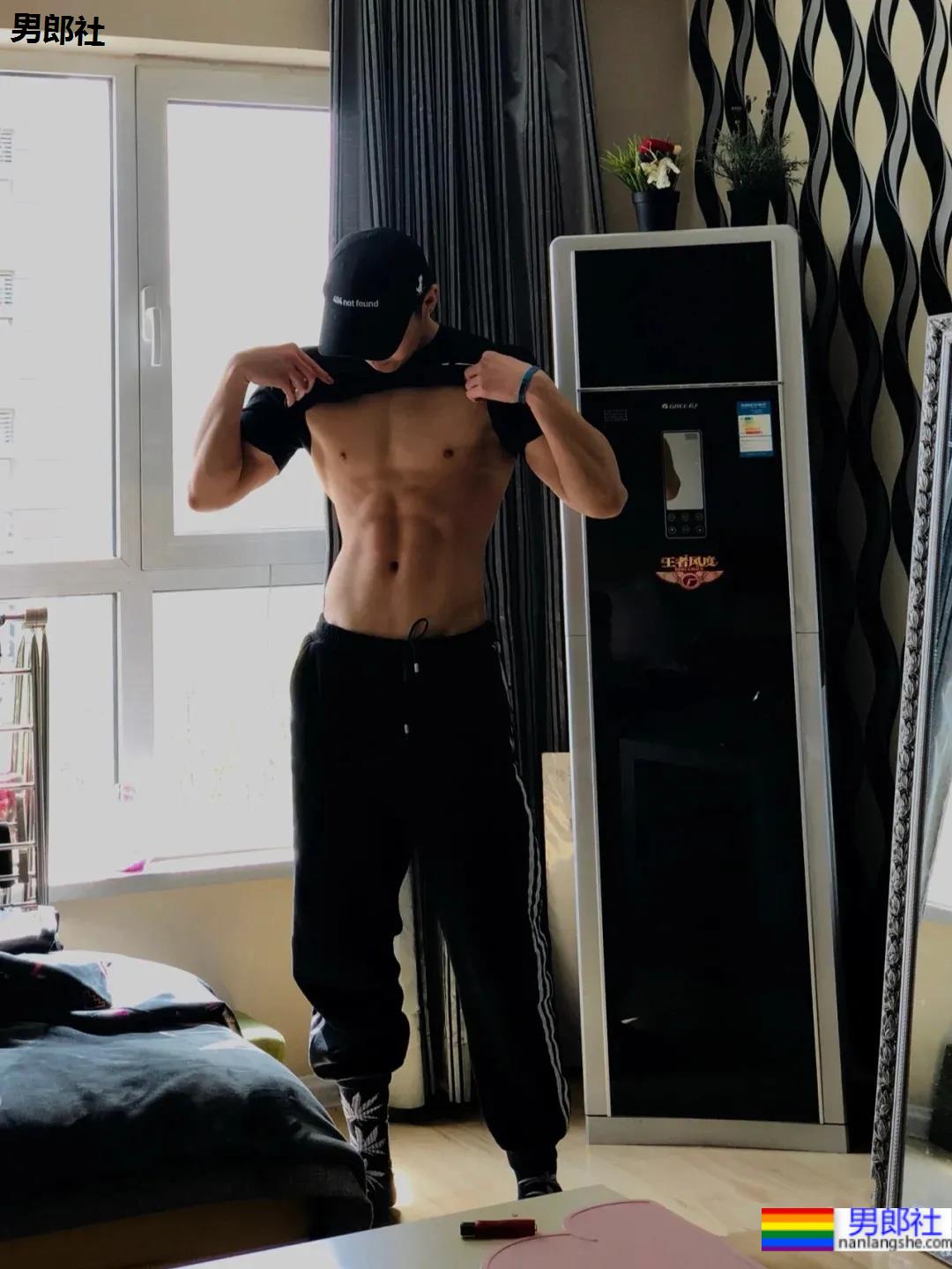 天津体院的肌肉boy，新疆帅哥果然没让人失望！ - 51虹马