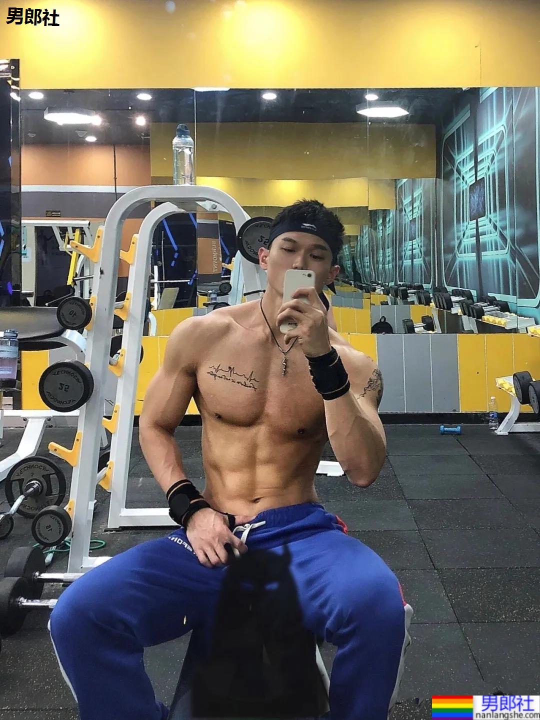 182体育系腹肌小狼狗，这薄肌身材让人不淡定了! - 51虹马