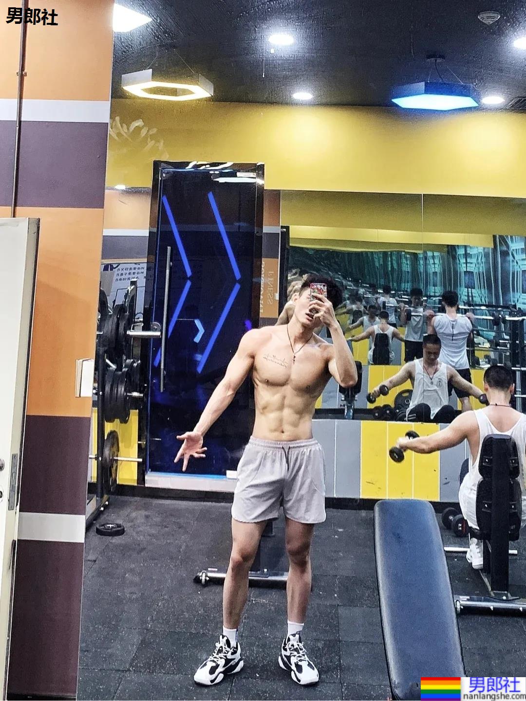 182体育系腹肌小狼狗，这薄肌身材让人不淡定了! - 51虹马