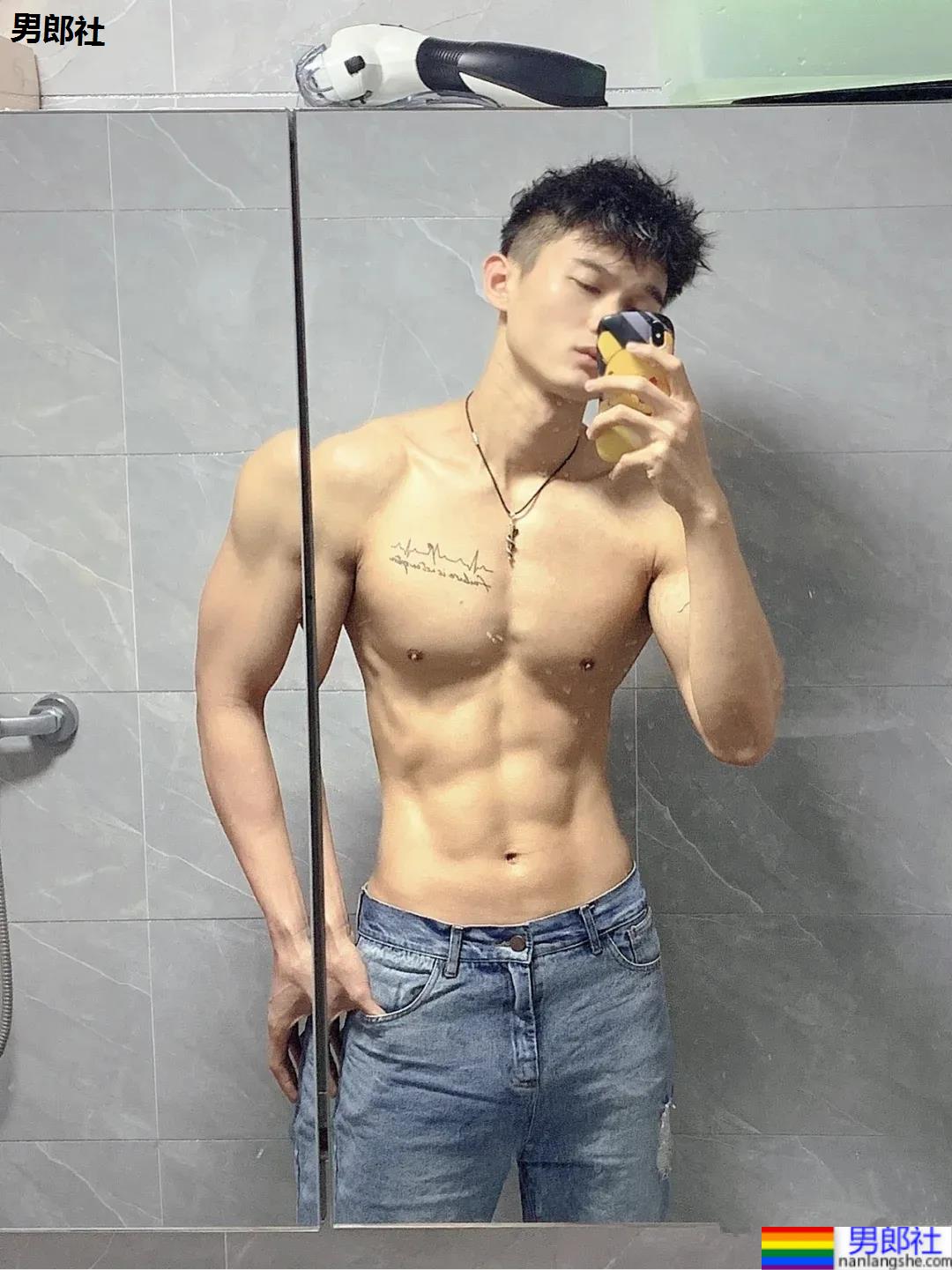 182体育系腹肌小狼狗，这薄肌身材让人不淡定了! - 51虹马