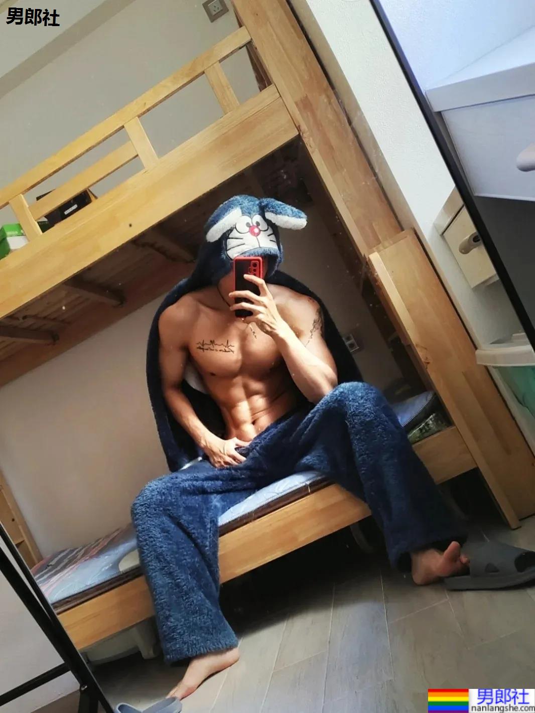 182体育系腹肌小狼狗，这薄肌身材让人不淡定了! - 51虹马