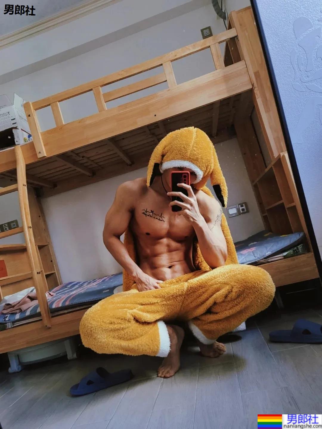 182体育系腹肌小狼狗，这薄肌身材让人不淡定了! - 51虹马