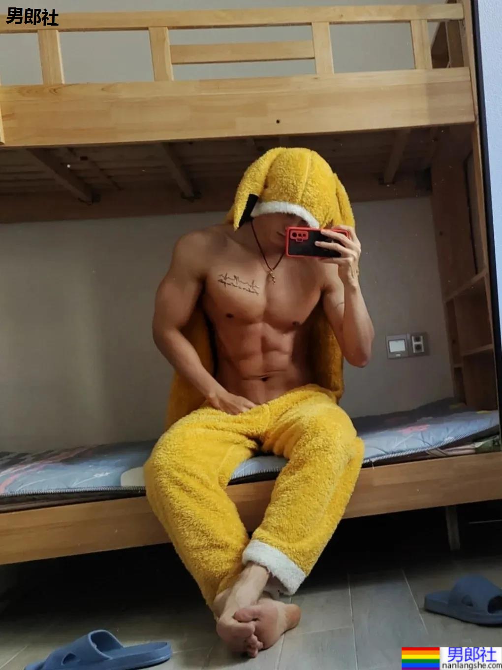 182体育系腹肌小狼狗，这薄肌身材让人不淡定了! - 51虹马