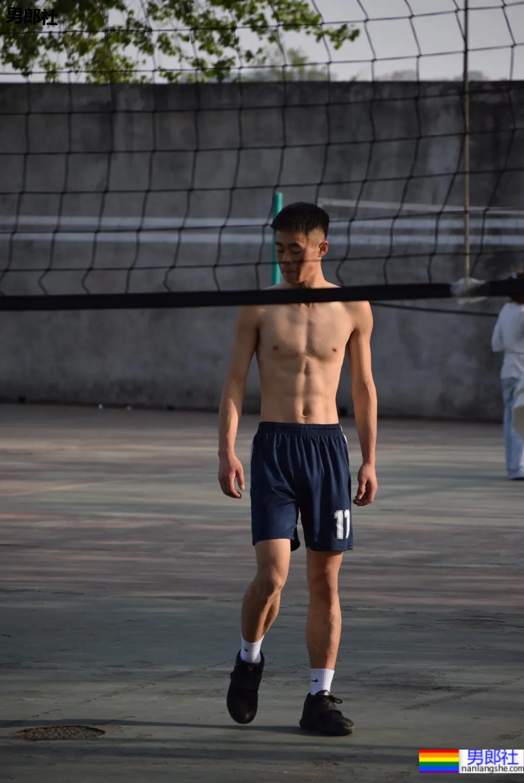 抓拍打排球的腹肌小哥哥，不穿衣服也太好看了 - 51虹马