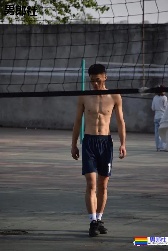 抓拍打排球的腹肌小哥哥，不穿衣服也太好看了 - 51虹马