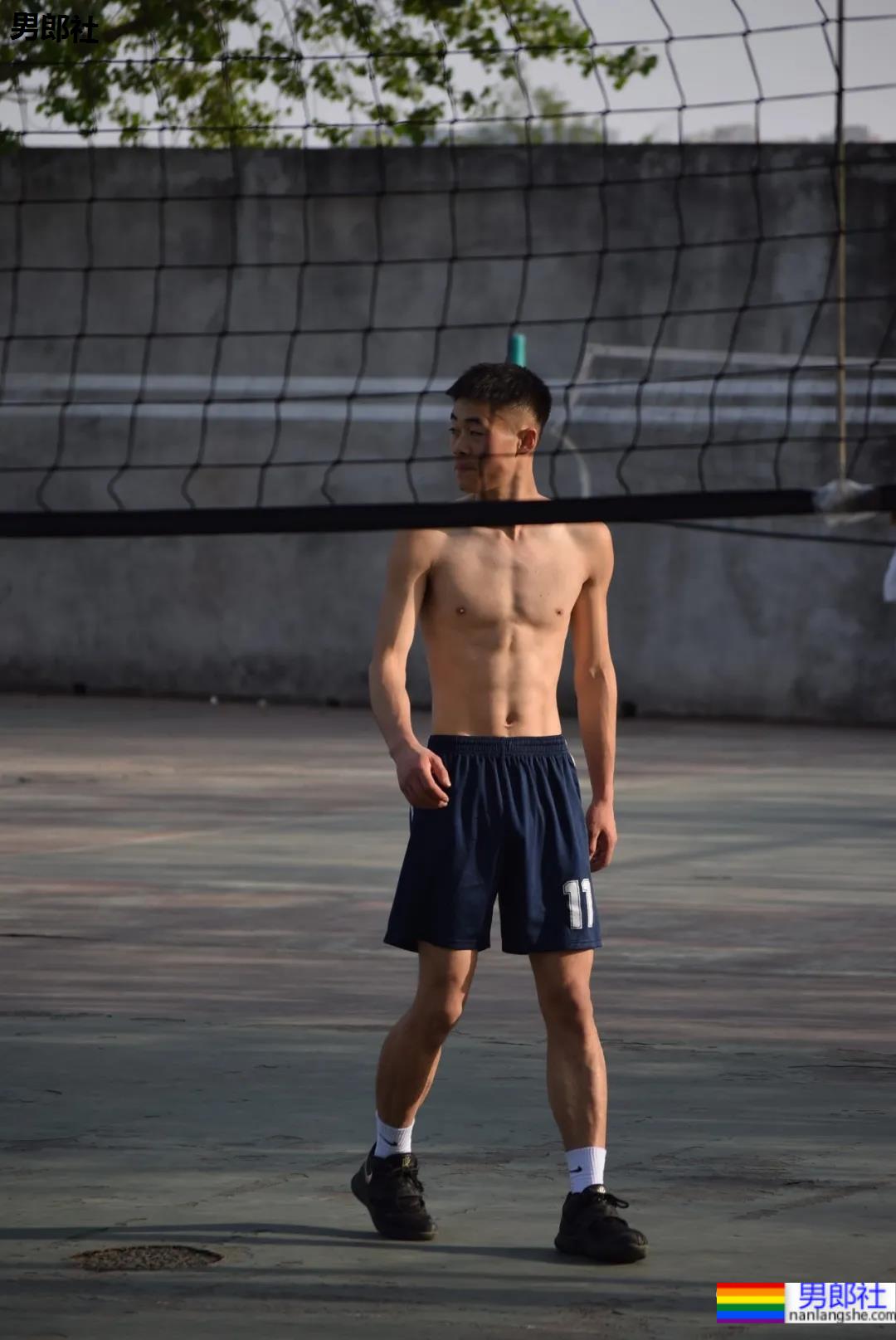 抓拍打排球的腹肌小哥哥，不穿衣服也太好看了 - 51虹马