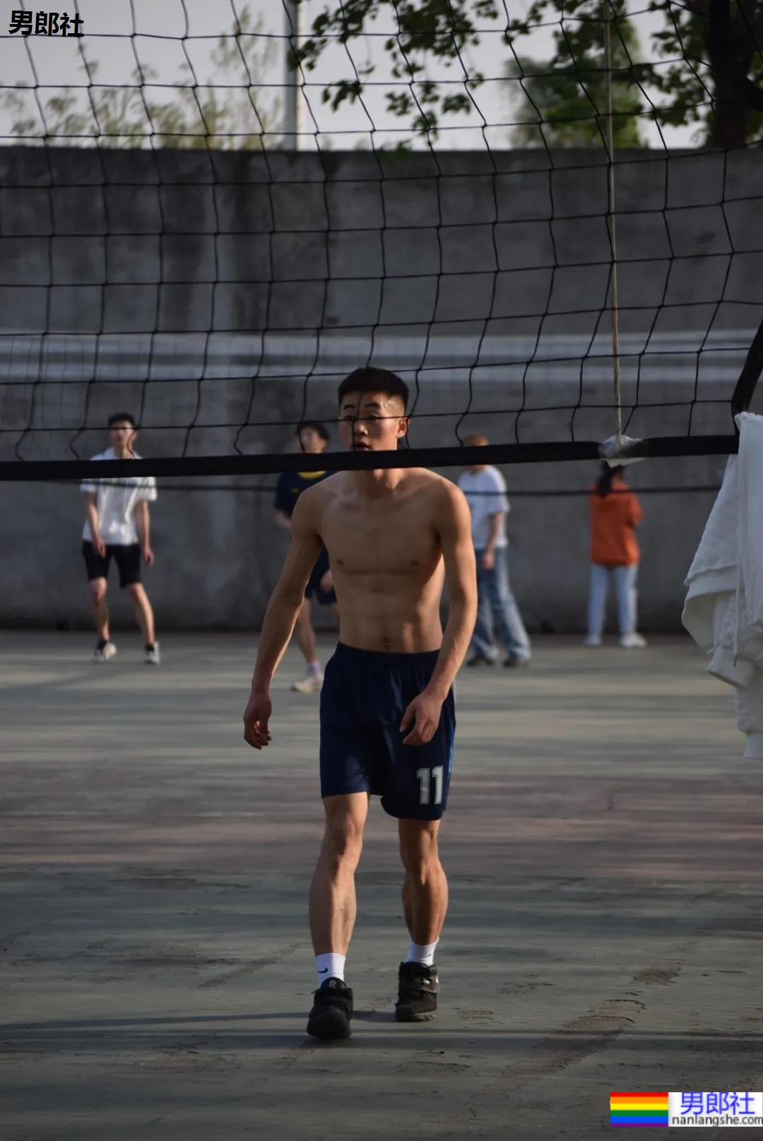 抓拍打排球的腹肌小哥哥，不穿衣服也太好看了 - 51虹马