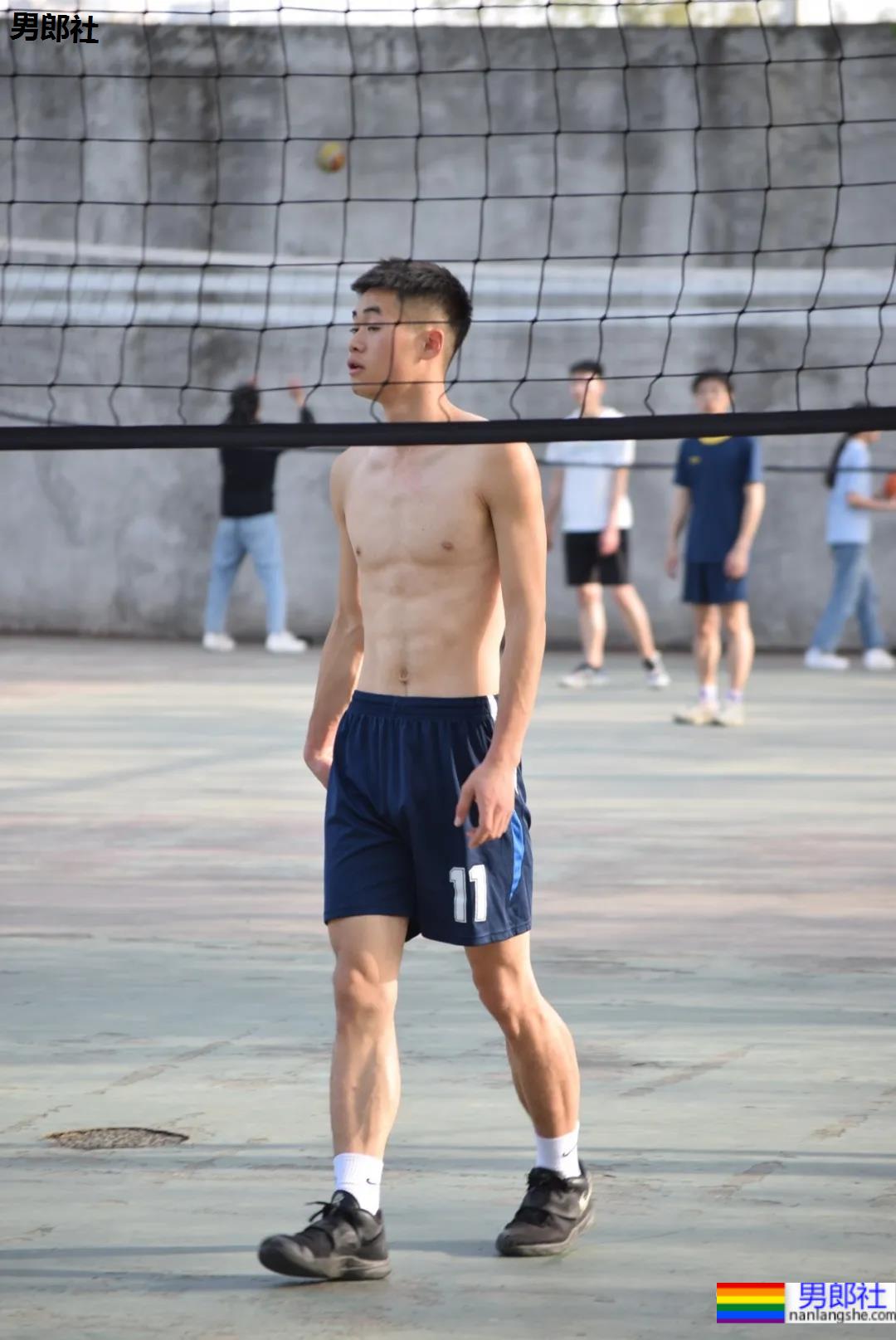 抓拍打排球的腹肌小哥哥，不穿衣服也太好看了 - 51虹马