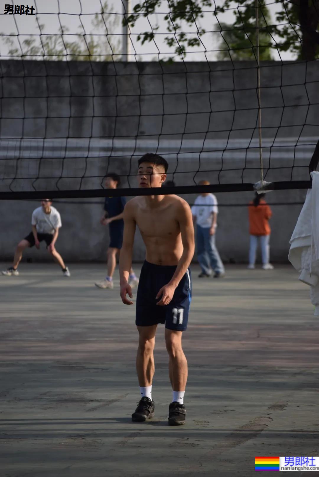 抓拍打排球的腹肌小哥哥，不穿衣服也太好看了 - 51虹马