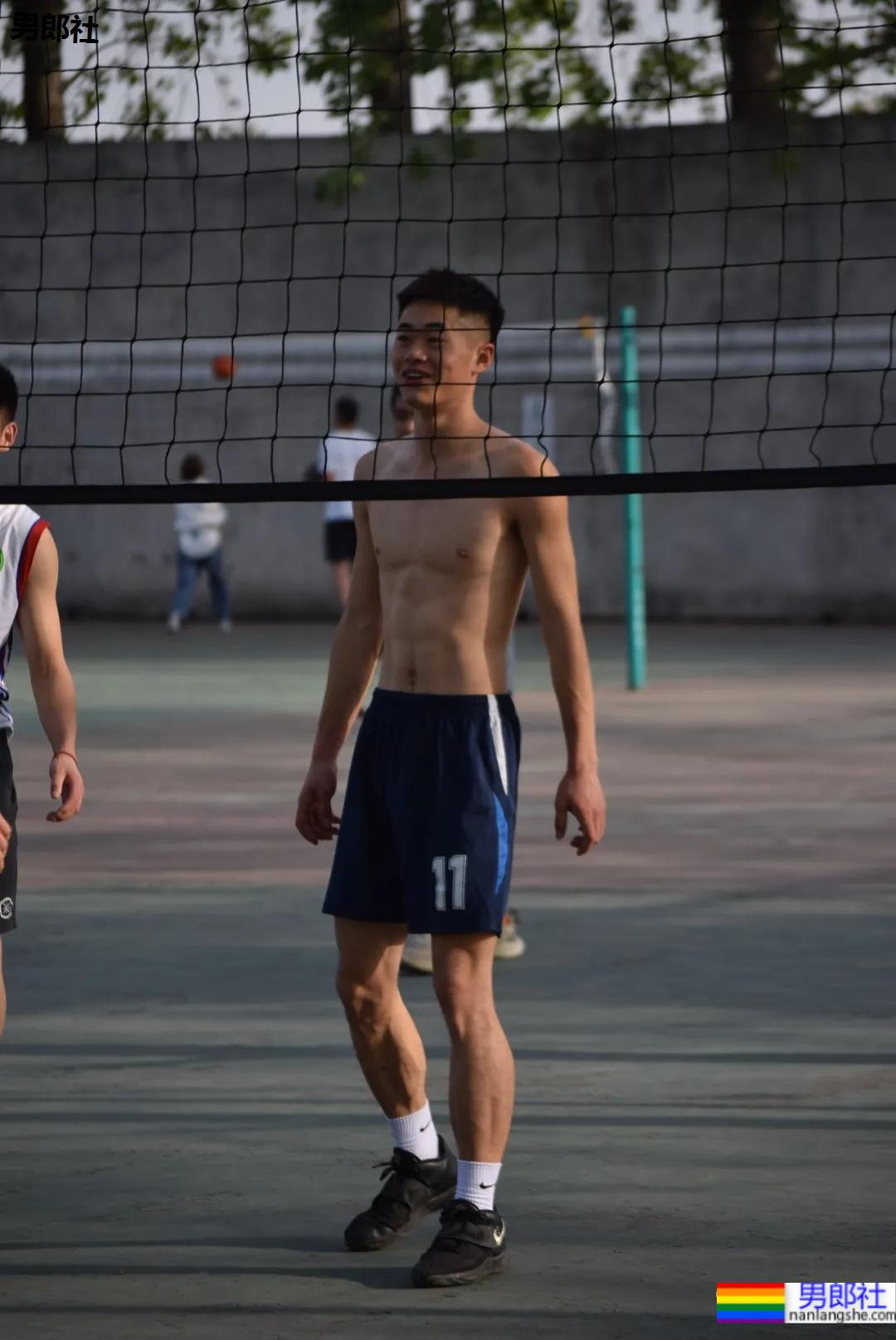 抓拍打排球的腹肌小哥哥，不穿衣服也太好看了 - 51虹马