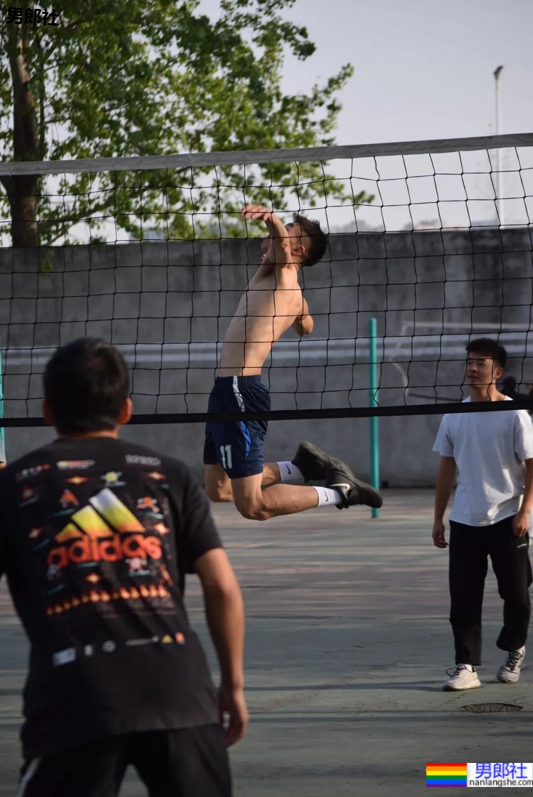 抓拍打排球的腹肌小哥哥，不穿衣服也太好看了 - 51虹马
