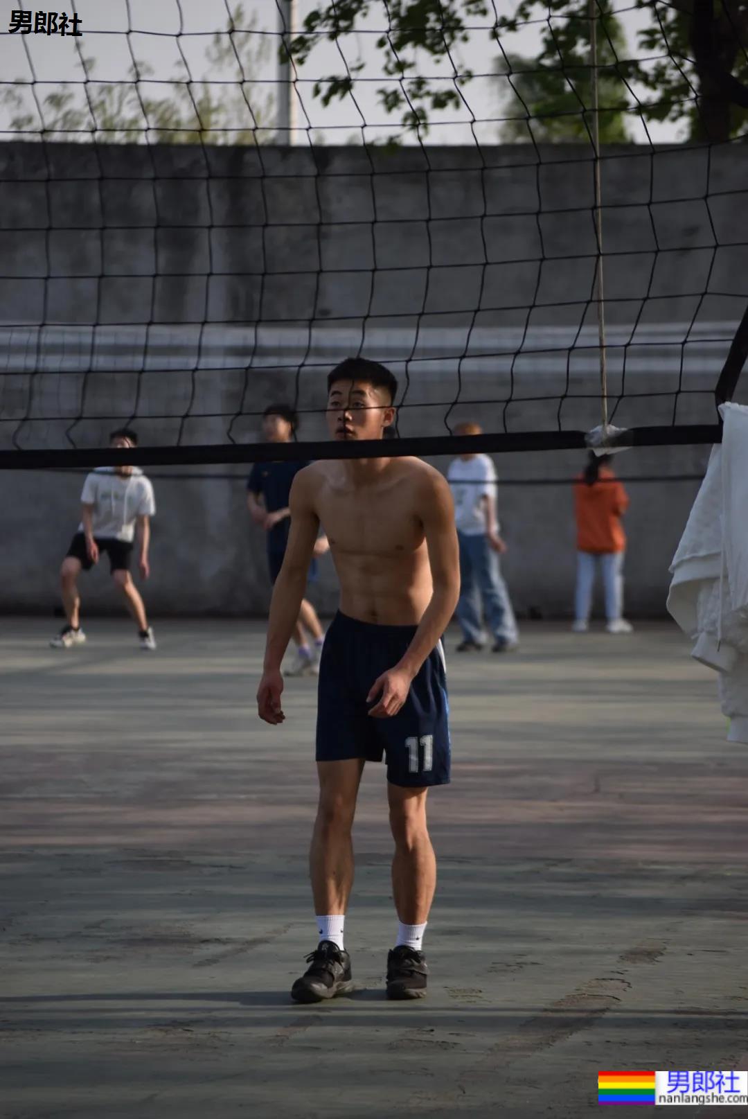 抓拍打排球的腹肌小哥哥，不穿衣服也太好看了 - 51虹马