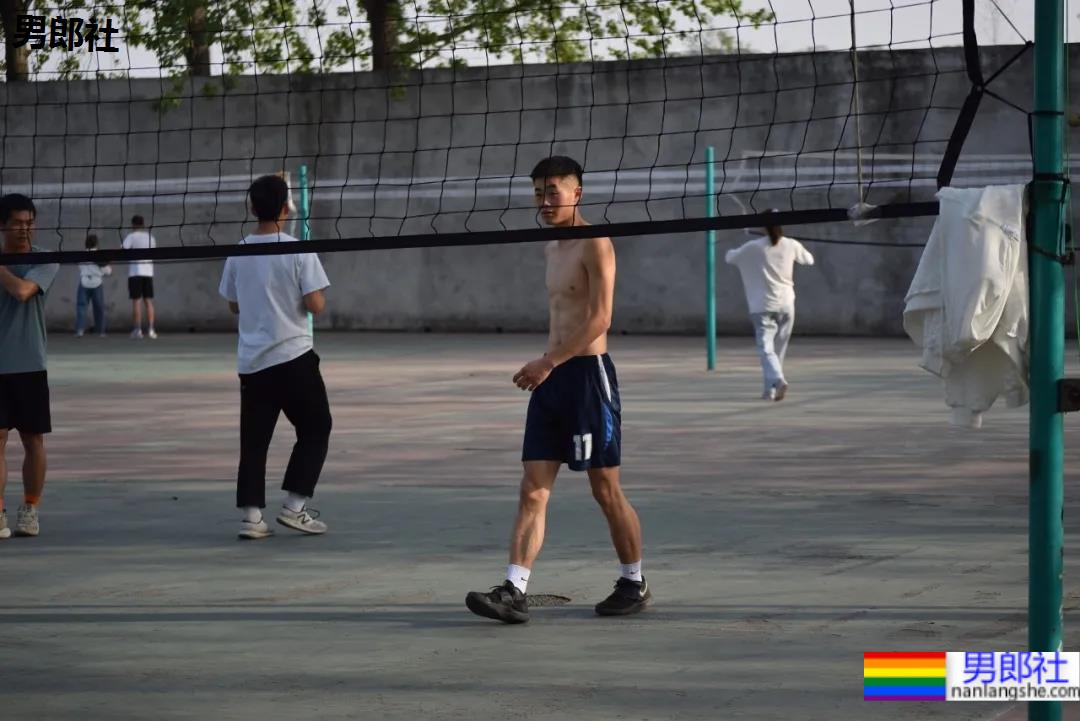 抓拍打排球的腹肌小哥哥，不穿衣服也太好看了 - 51虹马