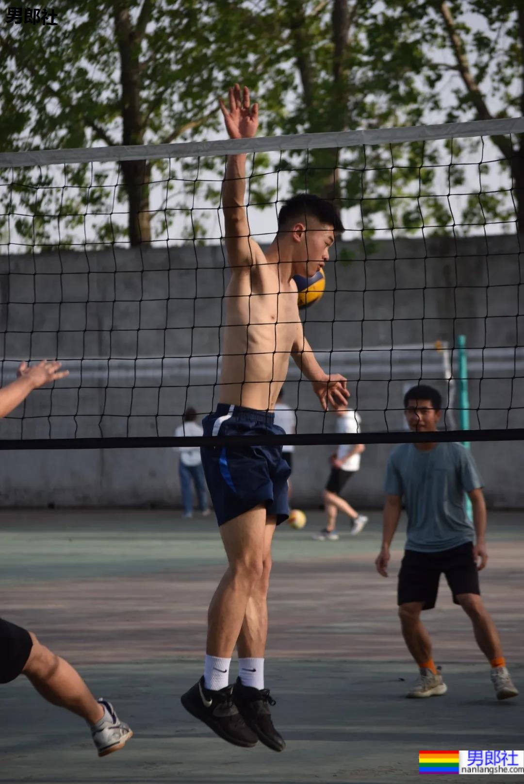 抓拍打排球的腹肌小哥哥，不穿衣服也太好看了 - 51虹马