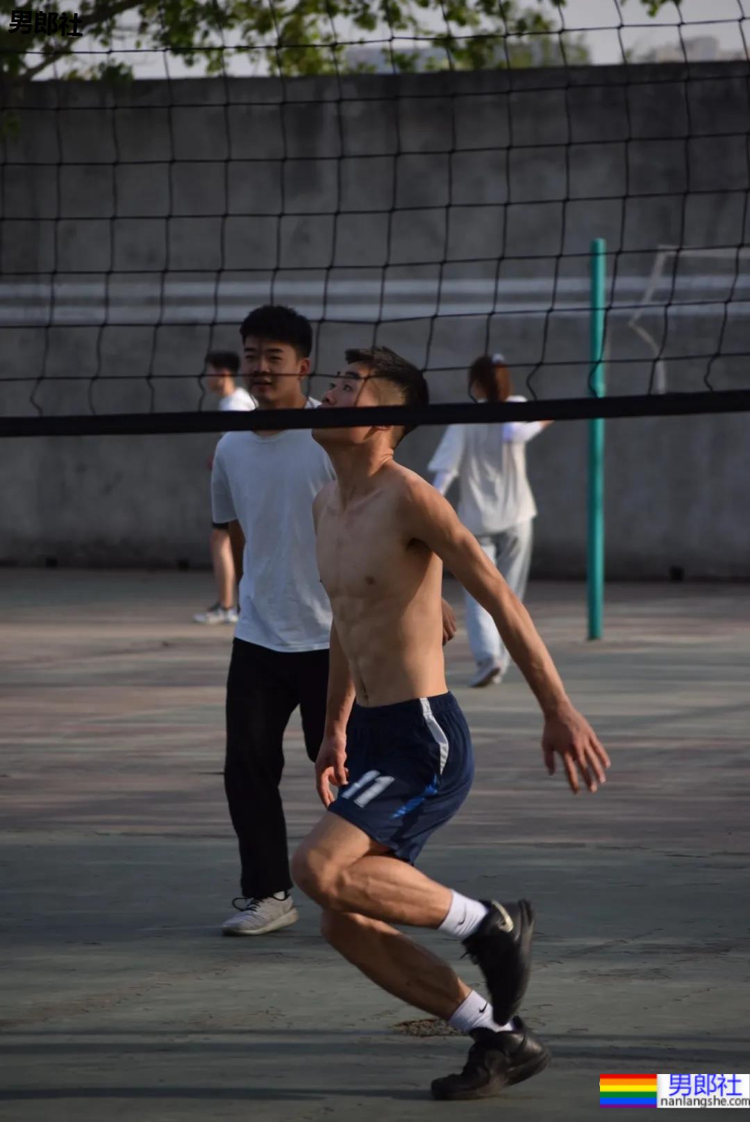 抓拍打排球的腹肌小哥哥，不穿衣服也太好看了 - 51虹马