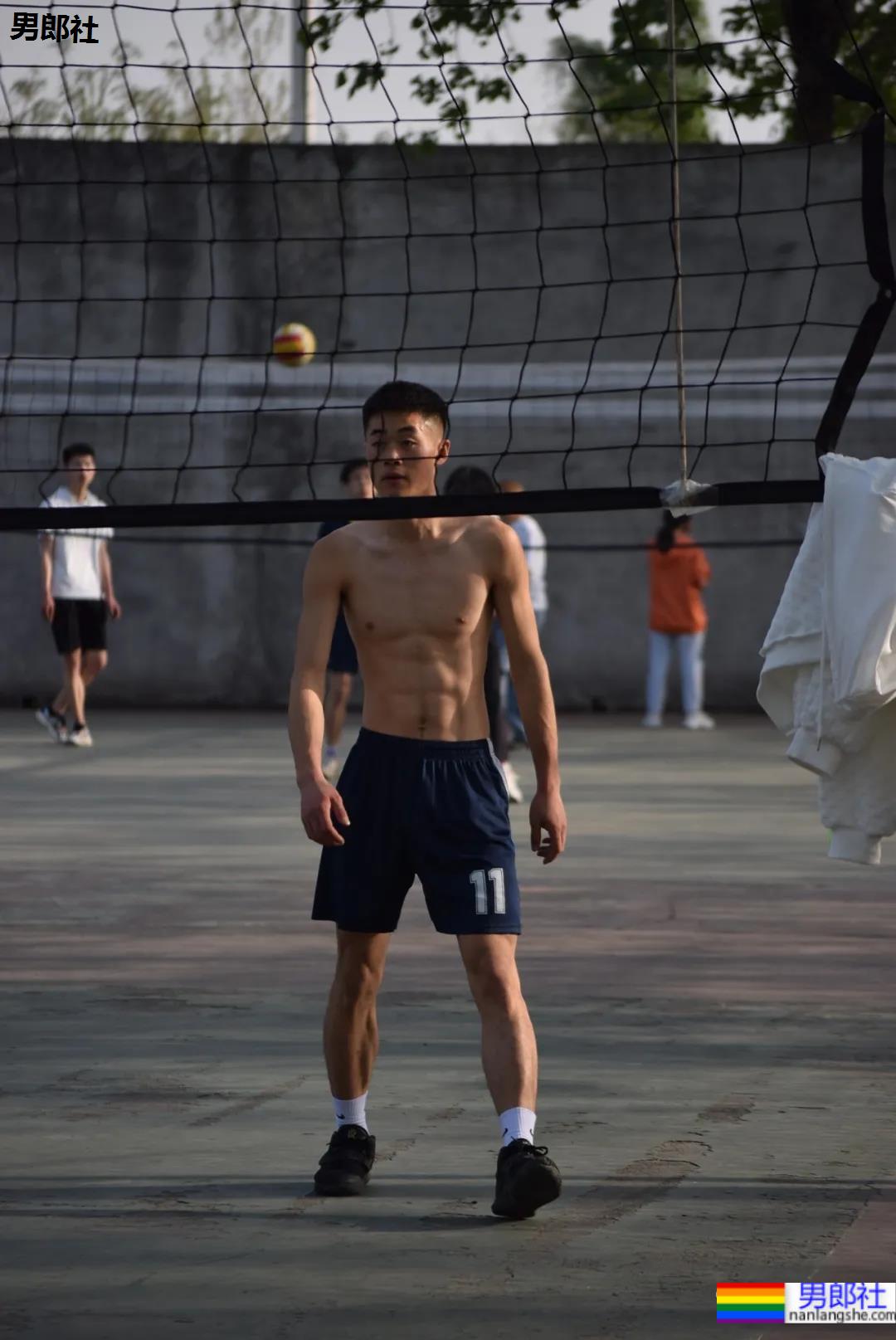抓拍打排球的腹肌小哥哥，不穿衣服也太好看了 - 51虹马