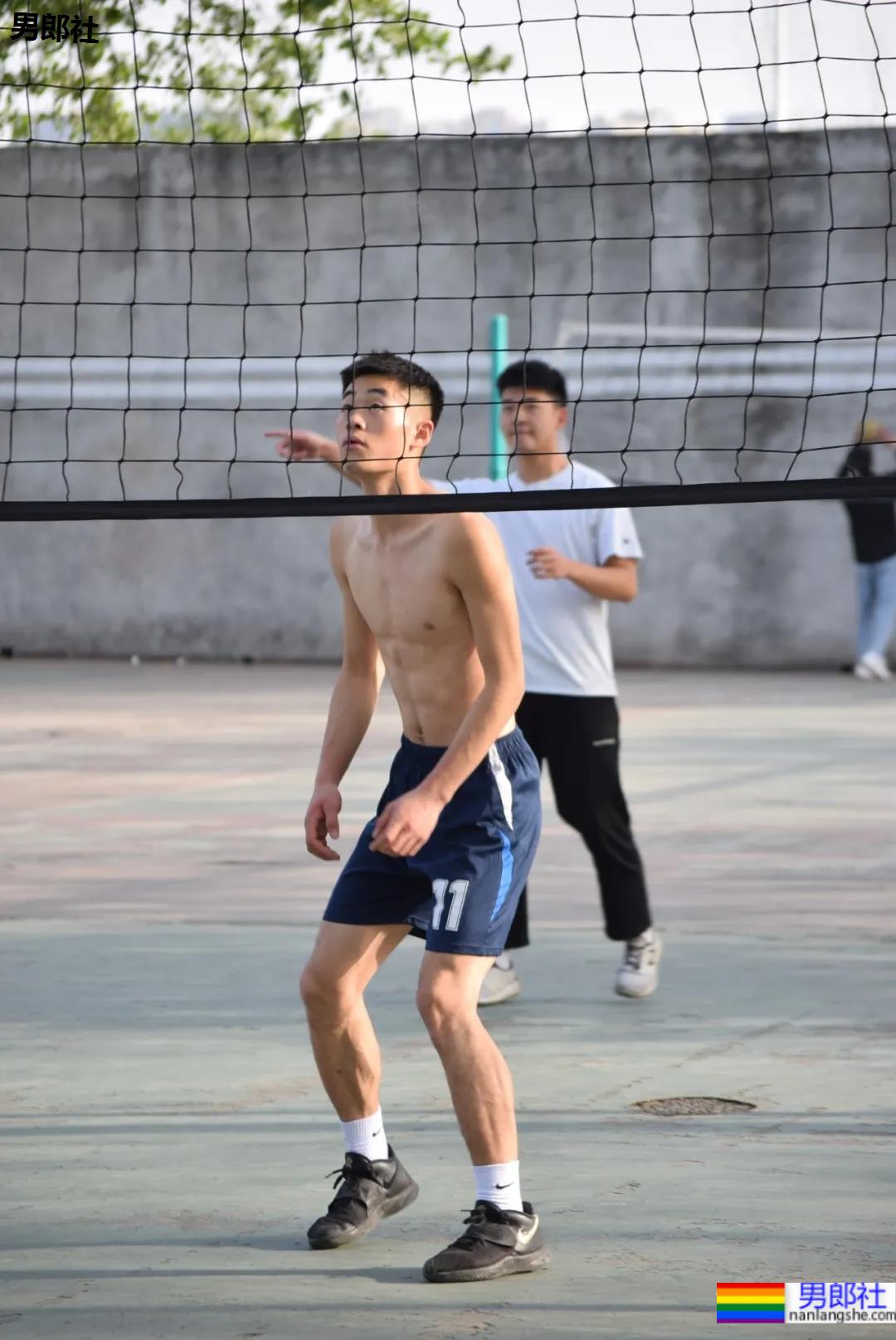 抓拍打排球的腹肌小哥哥，不穿衣服也太好看了 - 51虹马