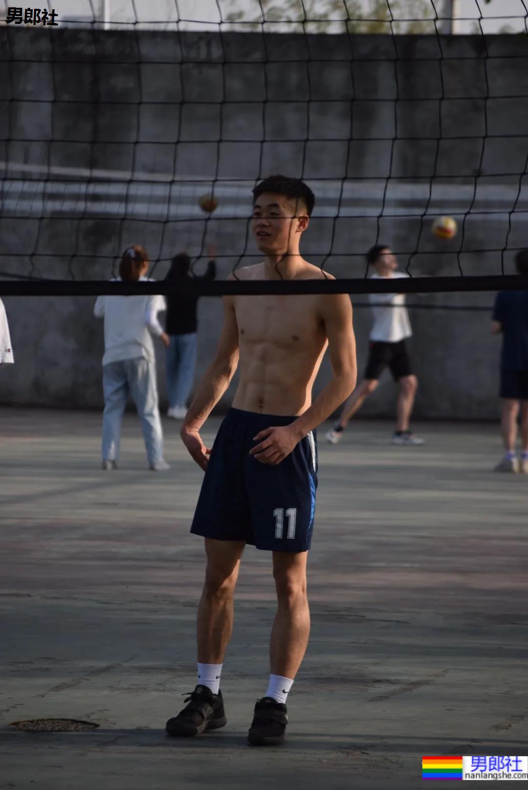 抓拍打排球的腹肌小哥哥，不穿衣服也太好看了 - 51虹马