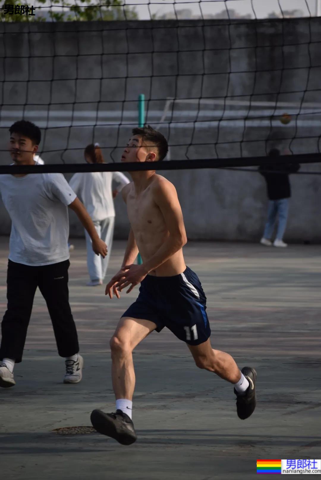 抓拍打排球的腹肌小哥哥，不穿衣服也太好看了 - 51虹马