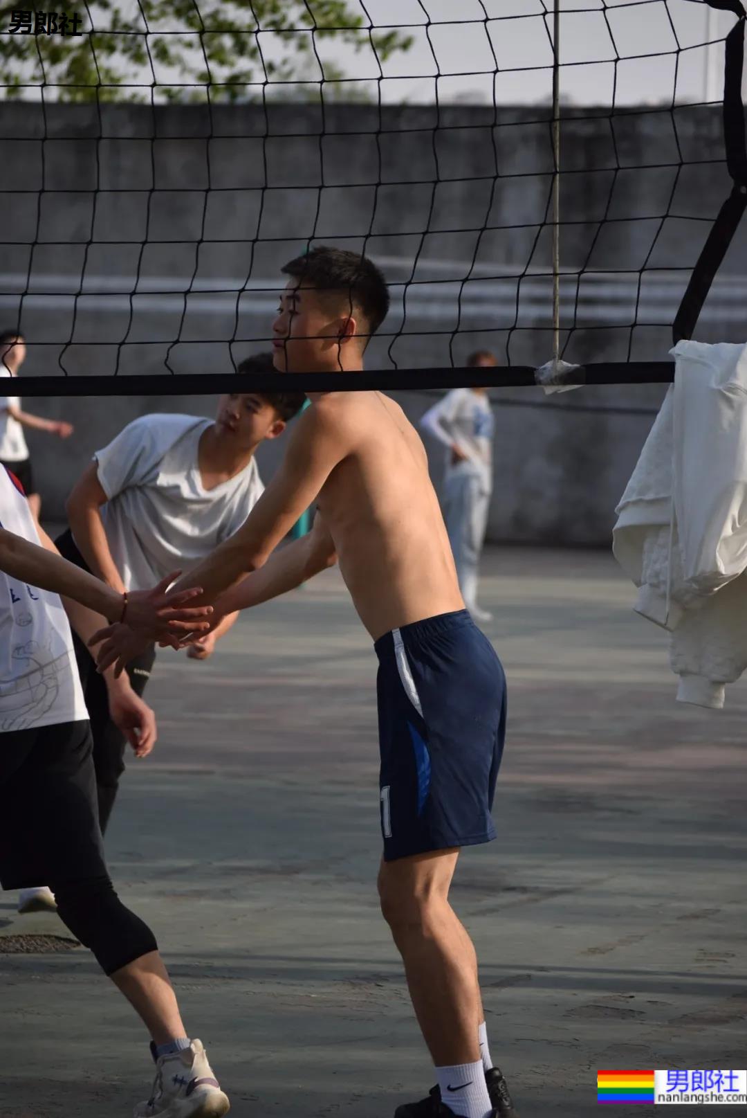 抓拍打排球的腹肌小哥哥，不穿衣服也太好看了 - 51虹马