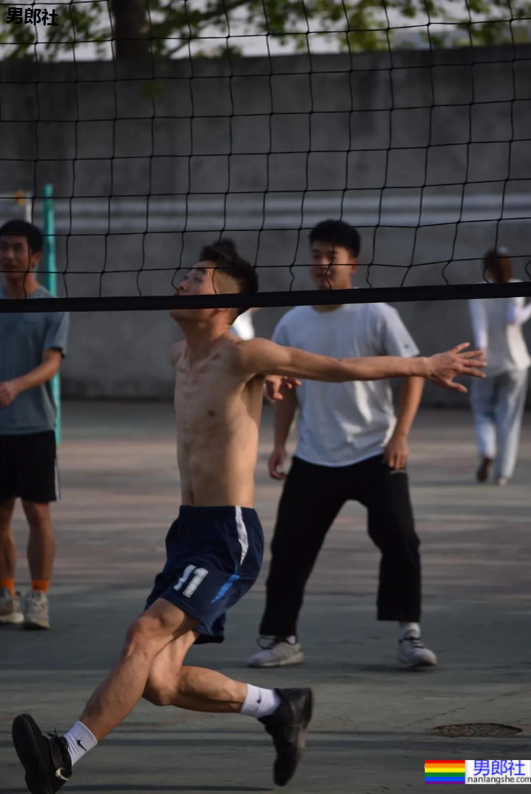抓拍打排球的腹肌小哥哥，不穿衣服也太好看了 - 51虹马