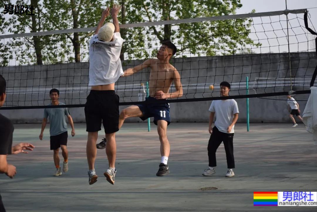 抓拍打排球的腹肌小哥哥，不穿衣服也太好看了 - 51虹马