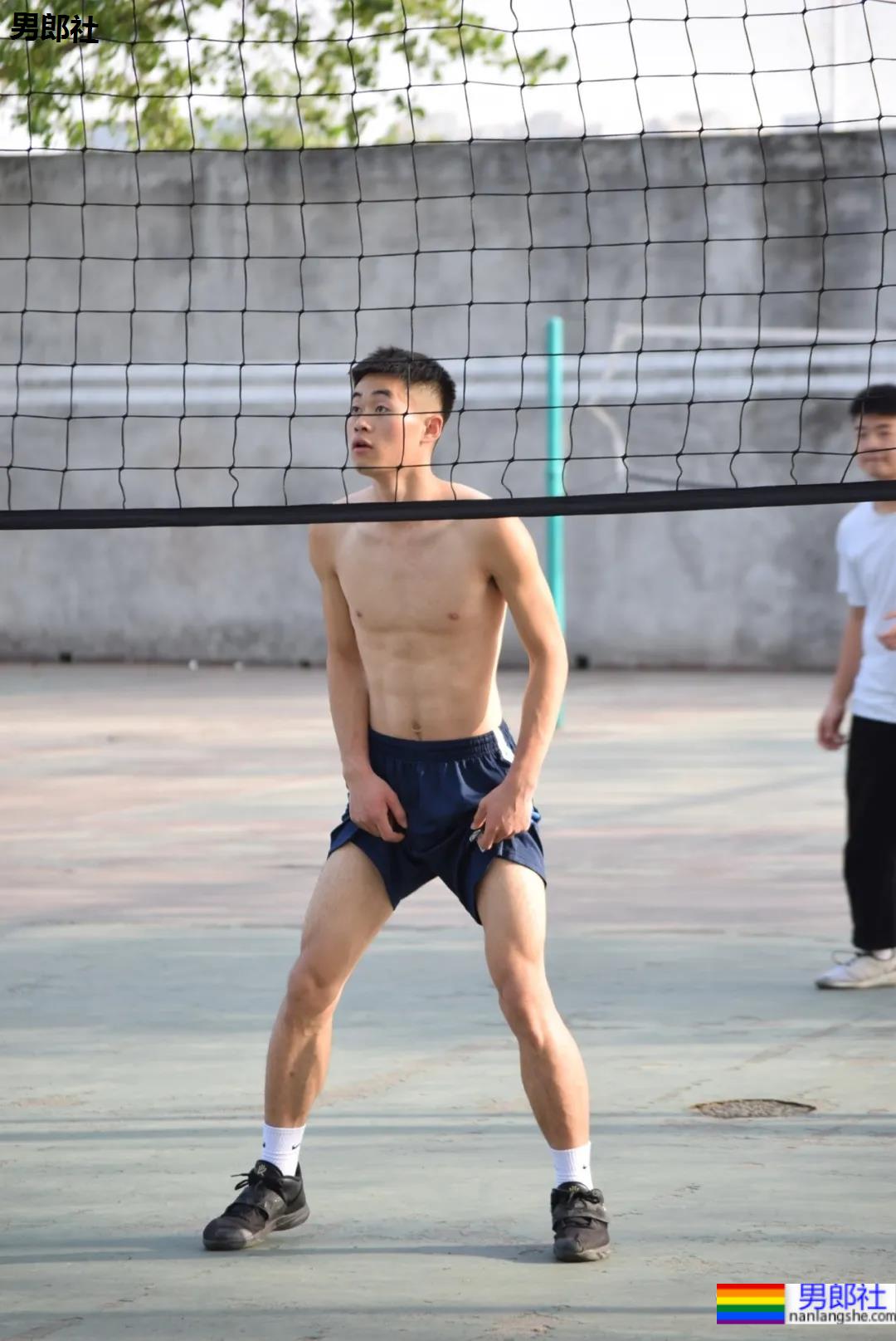抓拍打排球的腹肌小哥哥，不穿衣服也太好看了 - 51虹马
